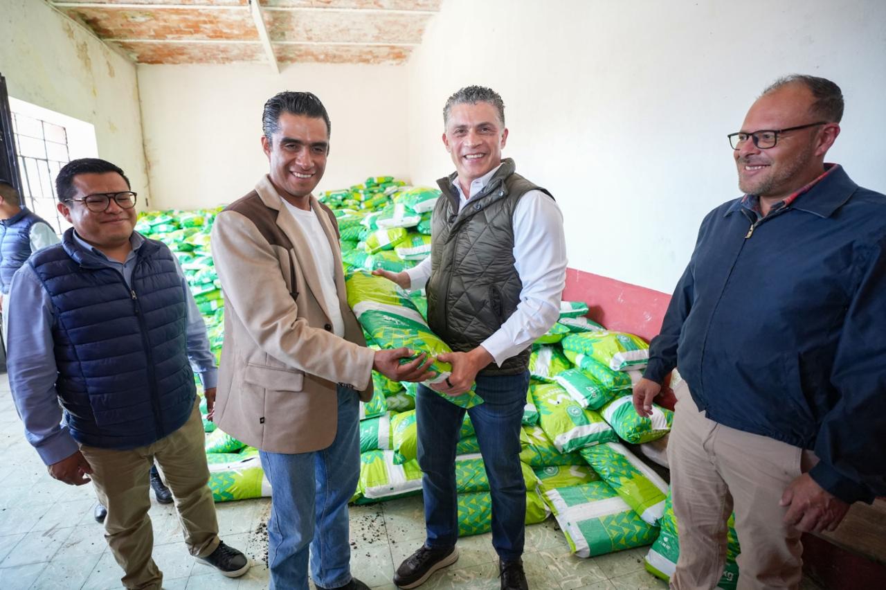 Alcalde Alfonso Sánchez García realiza la primera entrega de 50 toneladas de mezcla asfáltica en frío para duplicar esfuerzos de bacheo en la capital